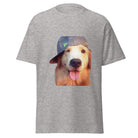 Golden Retriever mit Baseballkappe und herausgestreckter Zunge