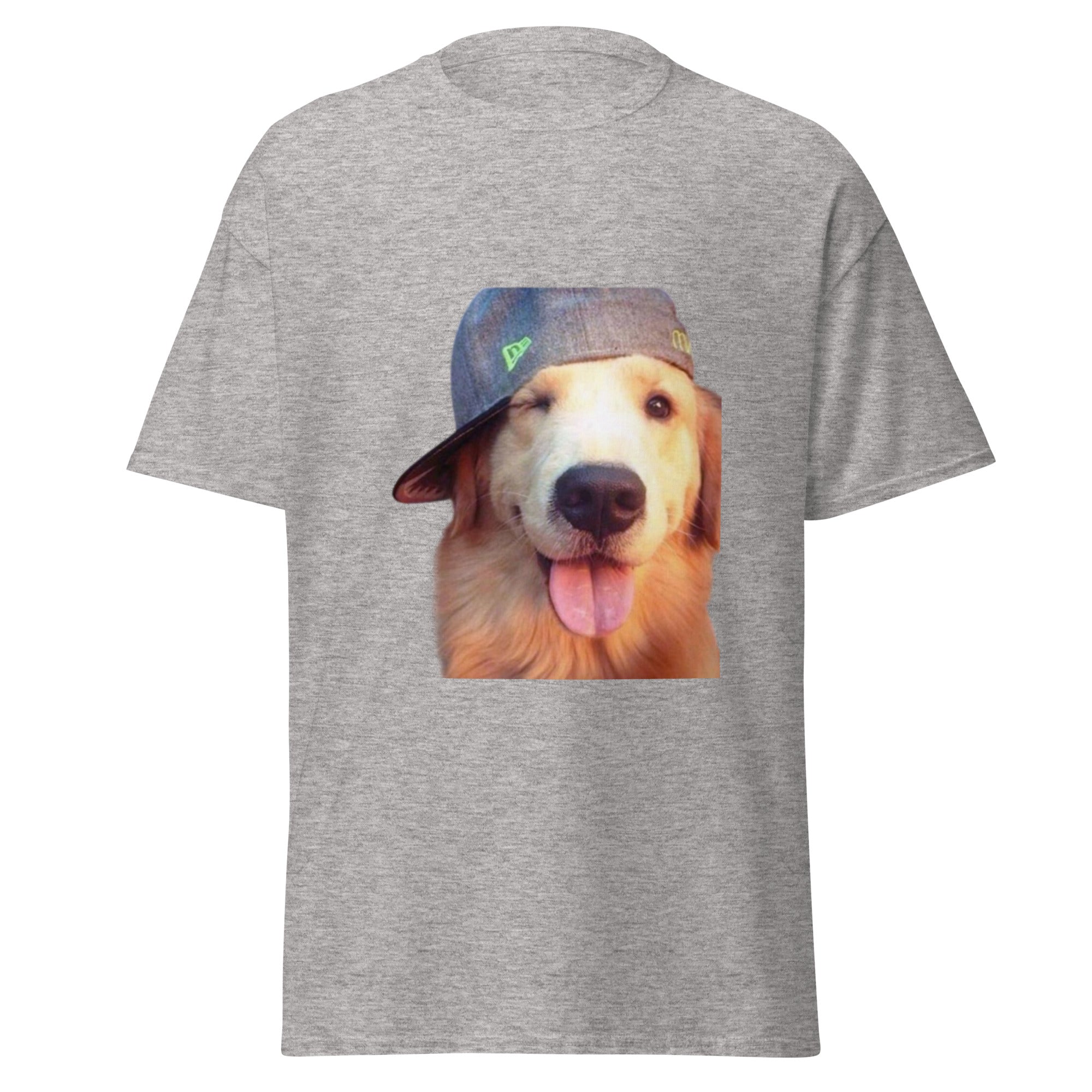 Golden Retriever mit Baseballkappe und herausgestreckter Zunge